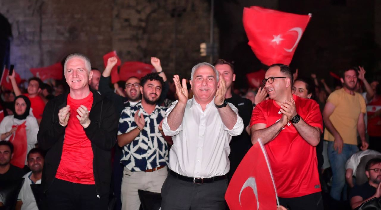 Yedikule Hisarı ndaki Türkiye-Avusturya Maçı Gösterimi, Vali Gül ve Başkan Turan ın Katılımıyla Gerçekleştirildi