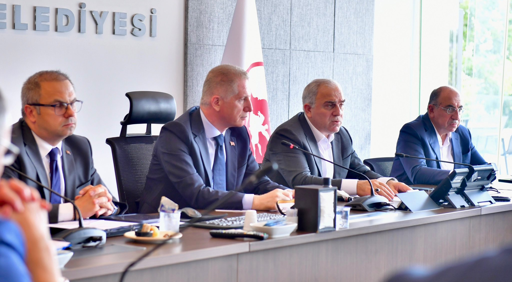 Fatih Belediyesi Çalışmalarını Değerlendirme Toplantısı, İstanbul Valisi Davut Gül ve Başkan Turan ın Katılımıyla Gerçekleştirildi