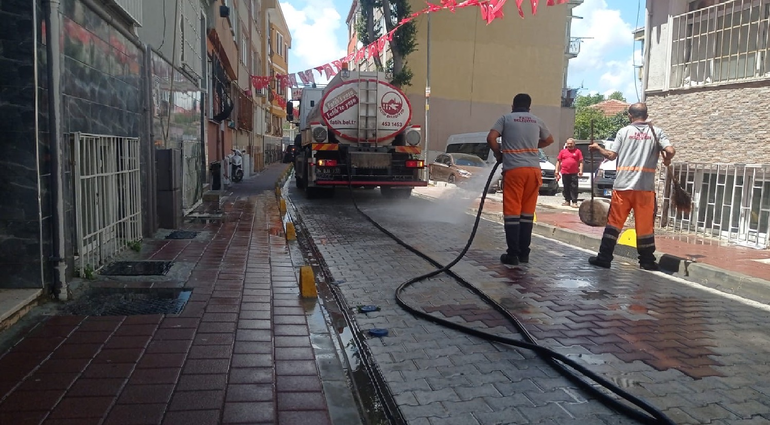 Fatih Belediyesi Çevre Koruma ve Kontrol Müdürlüğü Cadde ve Sokak Temizlik Hizmetlerini Sürdürüyor
