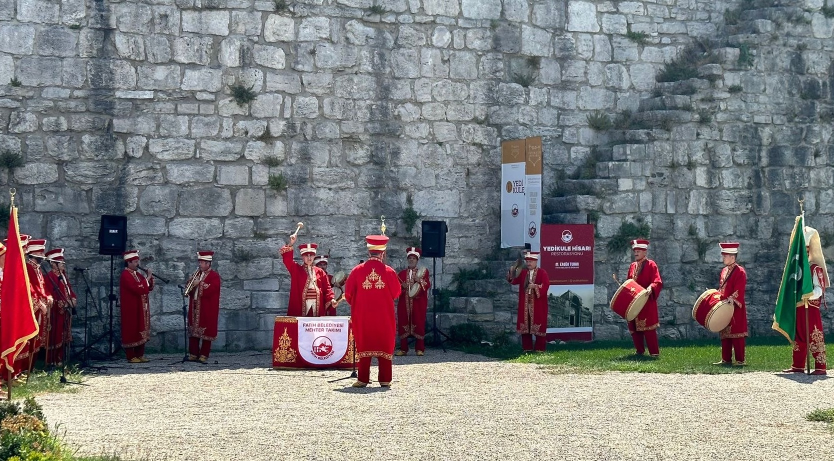 Fatih Belediyesi Mehter Takımı, Tarihî Yedikule Hisarı nda Coşkulu Gösterilerine Devam Ediyor