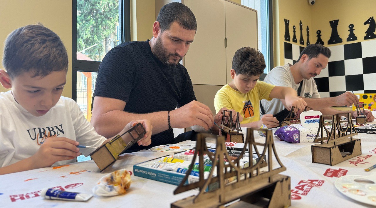 Baba ve Çocuklar, Silivrikapı Çocuk Kütüphanesi ndeki 3D Ahşap Maket Tasarım Atölyesi nde Eğlenceli Vakit Geçiriyor