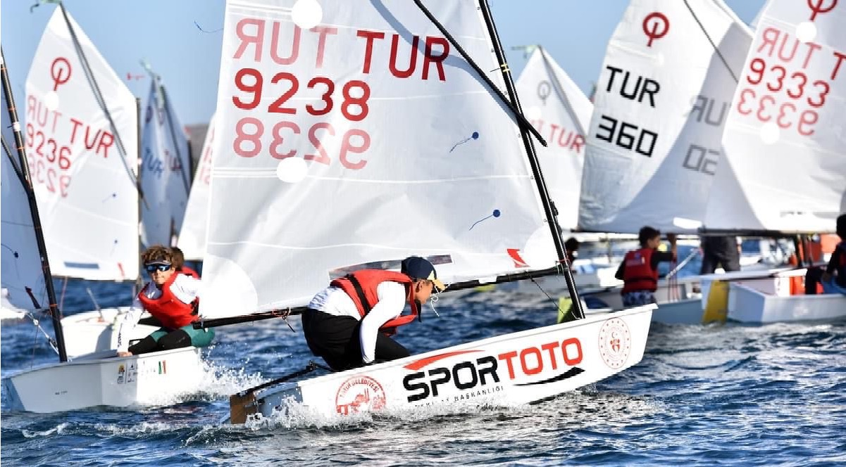 Haliç Yelken Kulübümüz TYF Yelken Ligi Optimist 1. Ayak Yarışları nda: Geleceğin Şampiyonları Çeşme de