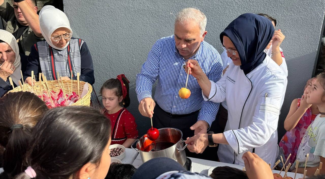 KARINCA El Emeği Eğitim Birimi nin Elma Şekeri Festivali Başkan Turan ın Katılımıyla Silivrikapı da Gerçekleştirildi