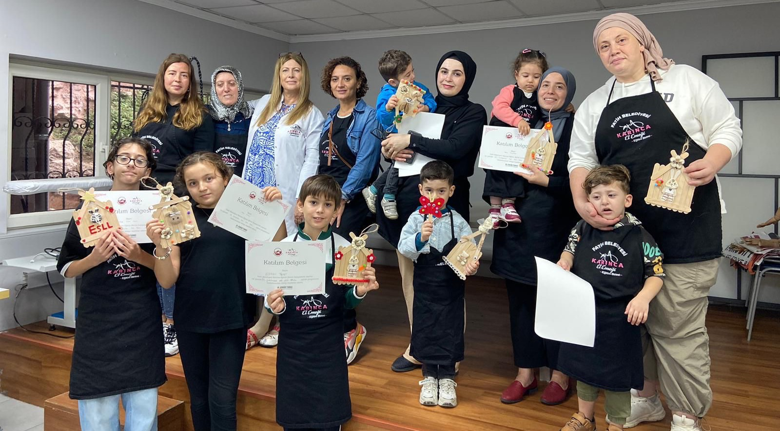 Anne ve Çocuklar KARINCA El Emeği Eğitim Birimimizde El Becerilerini Geliştiriyor: Kapılar Sanatla Açılıyor