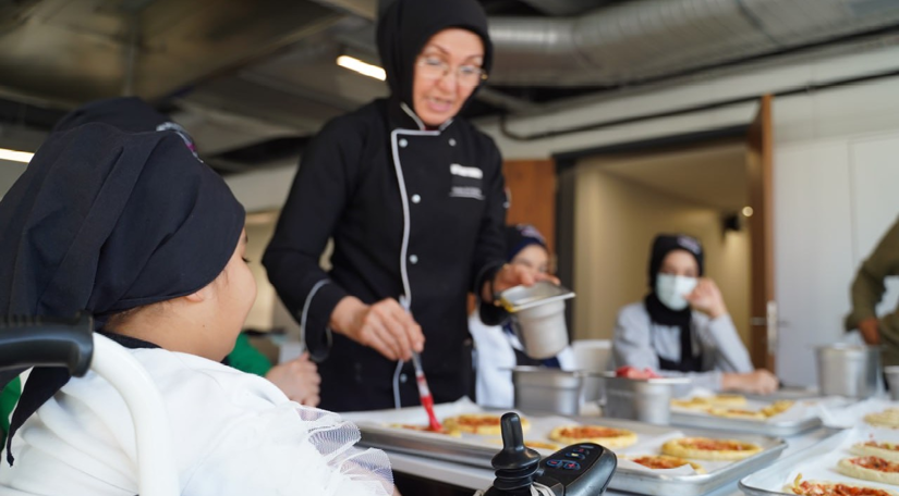 Lösemili Çocuklar Haftası nda Minik Şefler Mutfakta: KARINCA El Emeği Eğitim Birimi nden Silivrikapı da Pizza Etkinliği