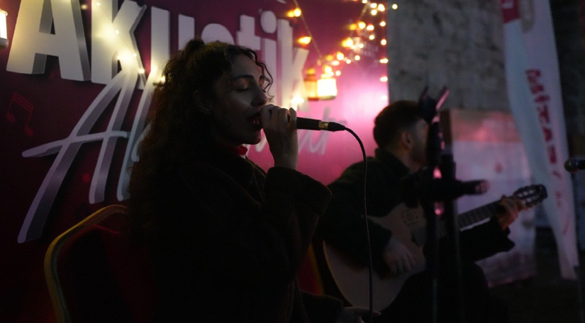 Efsaneleriyle Ünlü Yedikule Hisarı nda Akustik Akşamlar: Müzikseverler Tarihle Buluştu