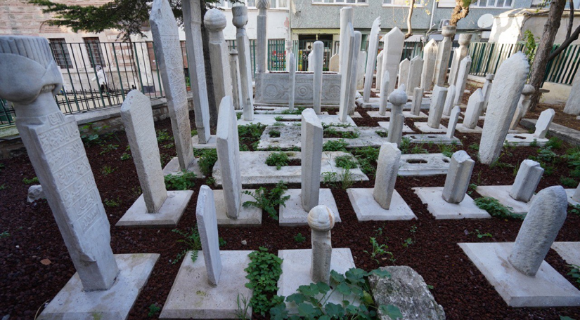 Üç Baş Nureddin Hamza Camii Haziresi Restore Edildi