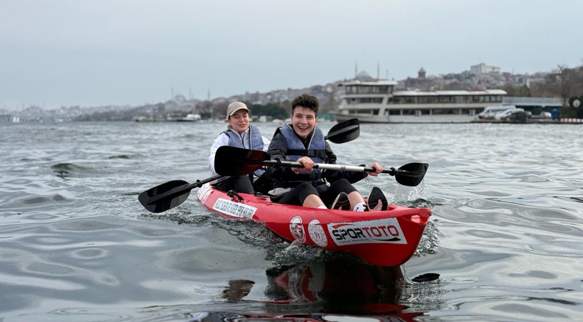 Üniversite Öğrencilerimiz, Fatih Belediyesi Kano ve Kürek Sporları Merkezi nde Kano Heyecanını Yaşadı