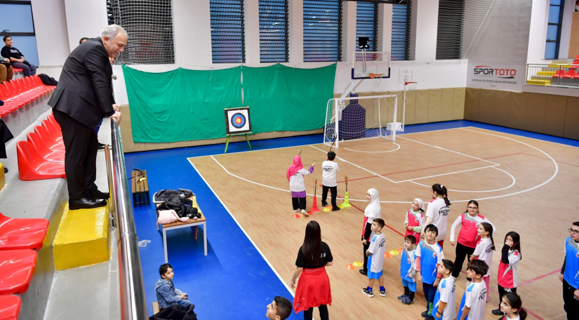 Başkan Turan, Fatih Sultan Mehmet Spor ve Kültür Merkezi'ndeki Kış Spor Okullarımızda Eğitim Gören Gençlerimizle Buluştu